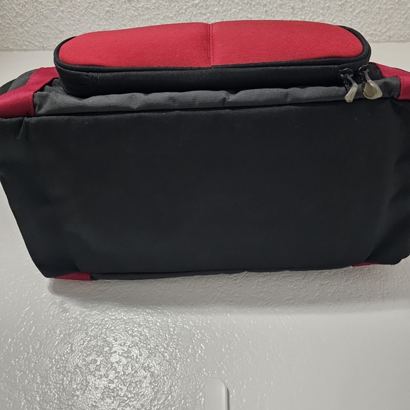 Eddie Bauer Red & Black Duffel Gym Bag Travel Overnight Weekender - Picture 4 of 6